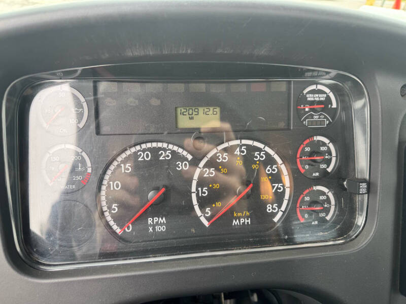 2013 Freightliner M2 106