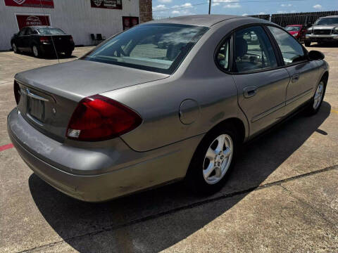 2003 Ford Taurus SE