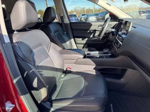 2022 Nissan Pathfinder SL