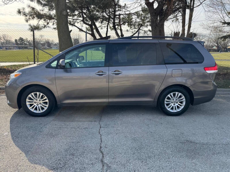 2013 Toyota Sienna XLE photo 2