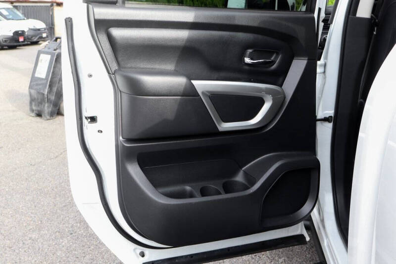 2023 Nissan Titan SV