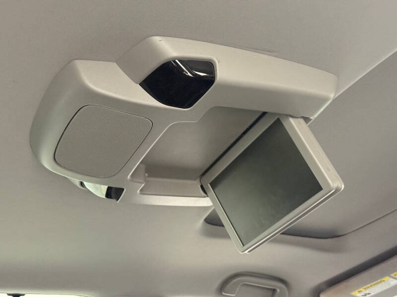 2019 Honda Pilot Touring w/Rear Captain's Chairs