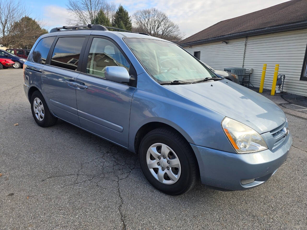 2008 Kia Sedona for sale at QUEENSGATE AUTO SALES in York, PA