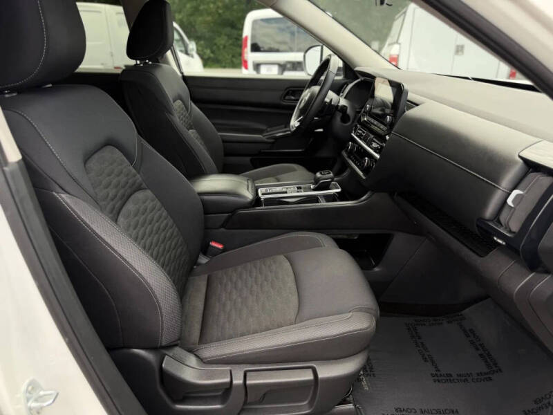 2025 Nissan Pathfinder SV