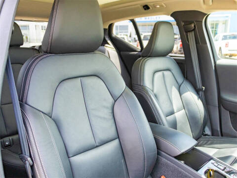 2023 Volvo XC40 B5 Plus Bright Theme