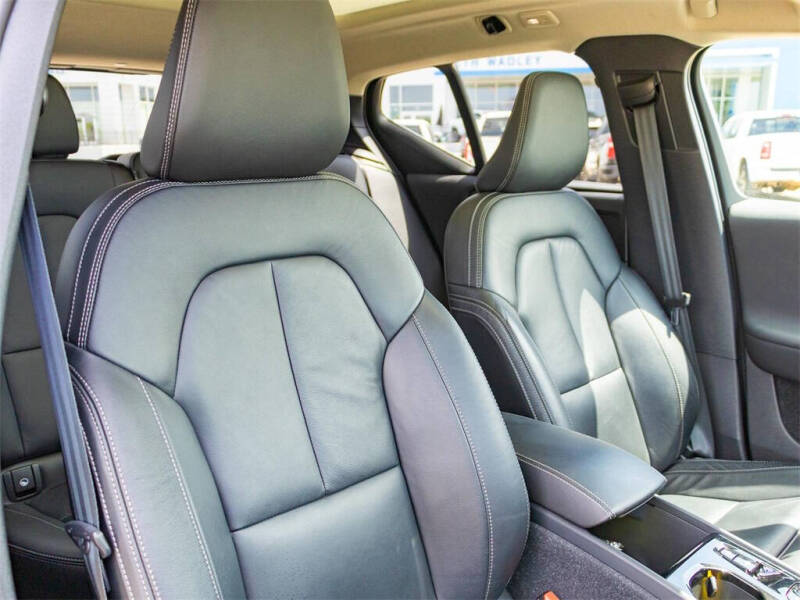 2023 Volvo XC40 B5 Plus Bright Theme