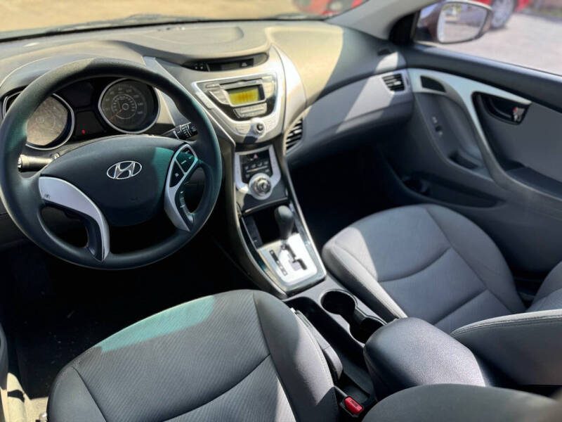 2012 Hyundai Elantra GLS photo 11