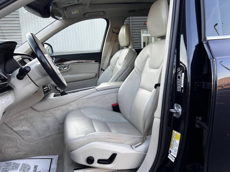 2016 Volvo XC90 T6 Momentum