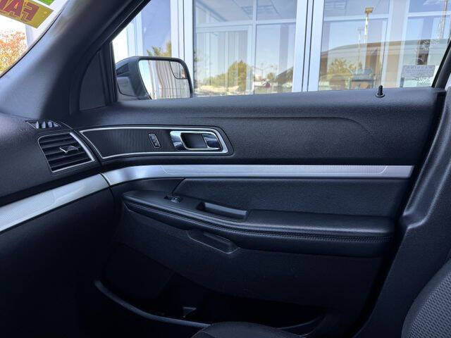 White 2017 Ford Explorer XLT AWD XLT 4dr SUV 35