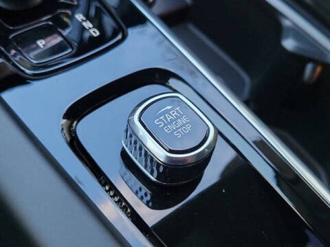 2025 Volvo XC60 B5 Ultra Dark Theme