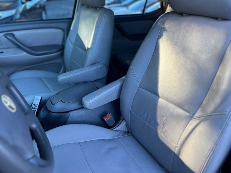 2004 Toyota Sequoia SR5