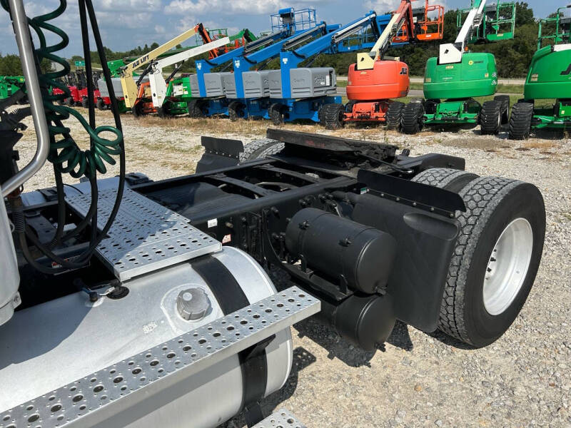 2012 Freightliner Cascadia 113 Semi Truck