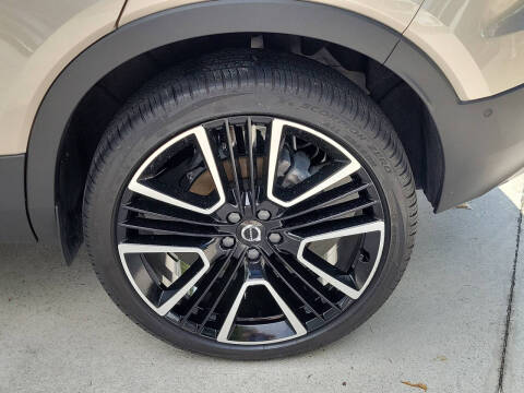 2024 Volvo XC40 B5 Ultimate Dark Theme