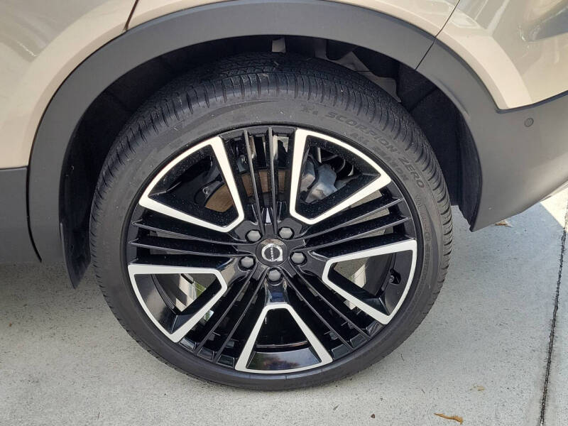 2024 Volvo XC40 B5 Ultimate Dark Theme