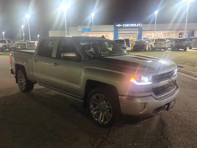 Used 2018 Chevrolet Silverado 1500 LT with VIN 3GCUKREC3JG298091 for sale in Bloomington, IL