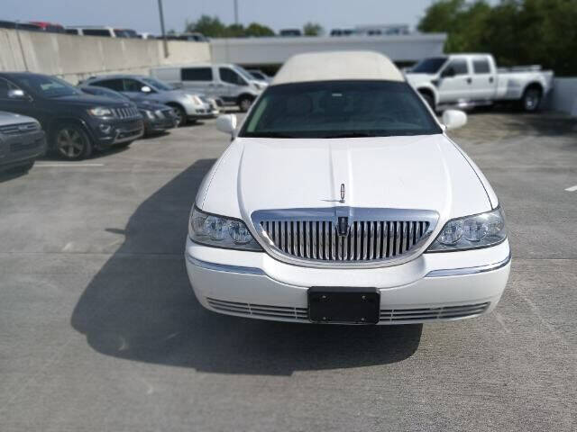2009 LINCOLN Town Car Sedan - $21,500