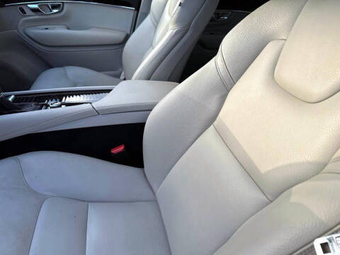 2017 Volvo XC90 T6 Momentum