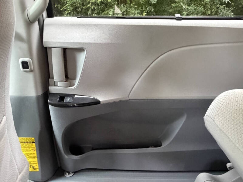 2012 Toyota Sienna LE 7-Passenger