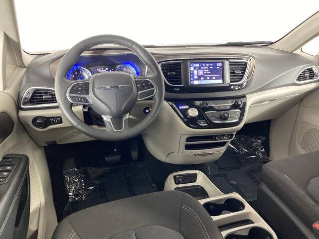 2024 Chrysler Voyager LX