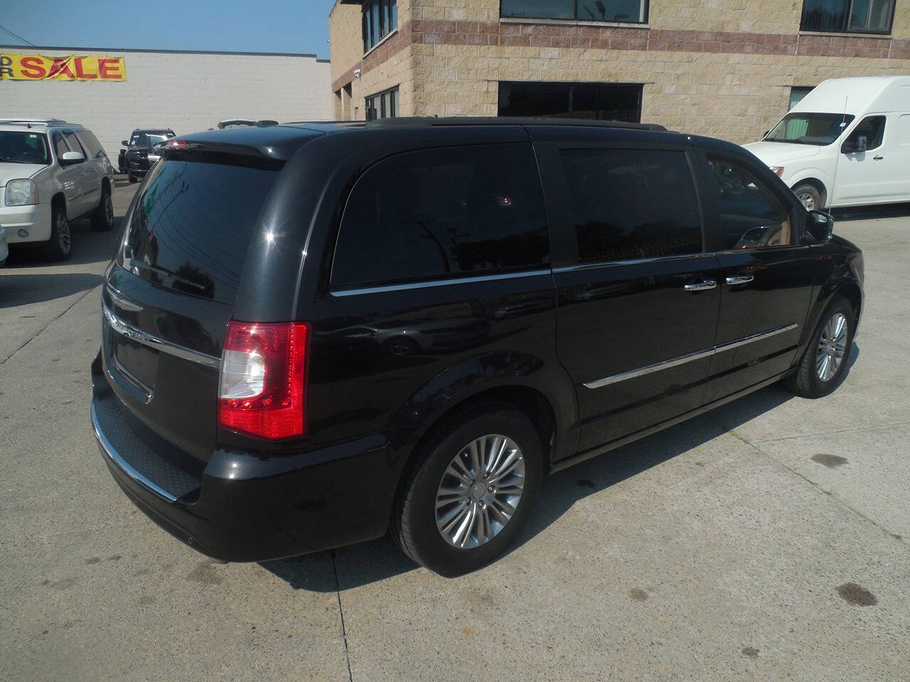 2015 Chrysler Town and Country for sale at VIP Motor Sales in Hazel Park, MI