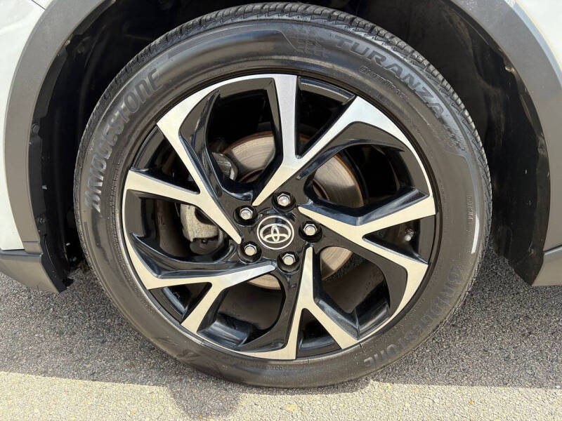 2022 Toyota C-HR XLE