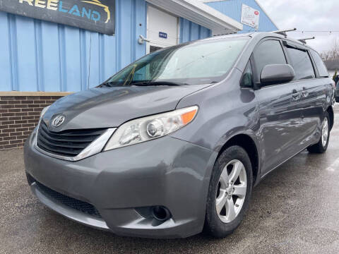 2013 Toyota Sienna LE 8-Passenger
