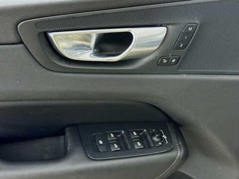 2025 Volvo XC60 B5 Core Dark Theme