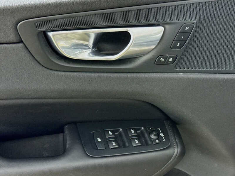 2025 Volvo XC60 B5 Core Dark Theme