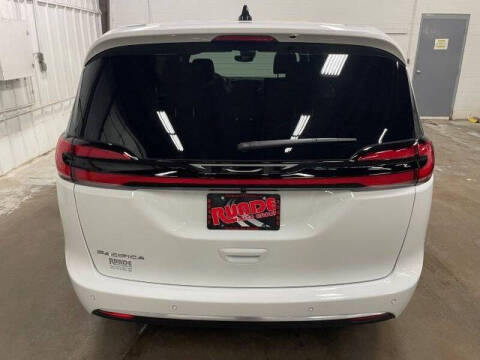 2027 Chrysler Pacifica Select