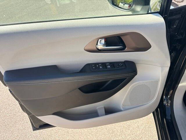 2023 Chrysler Voyager LX