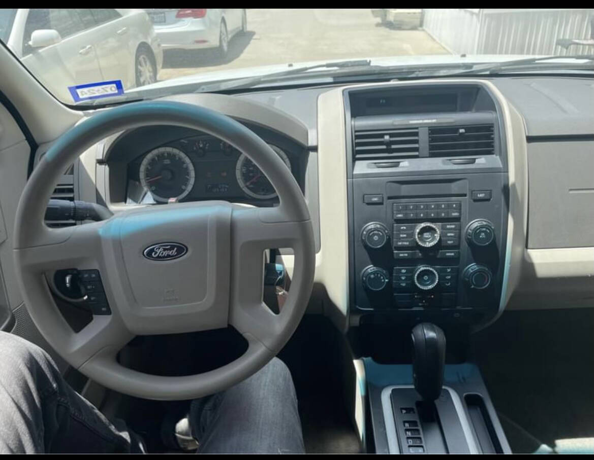 White 2009 Ford Escape XLS XLS 4dr SUV 6A 11