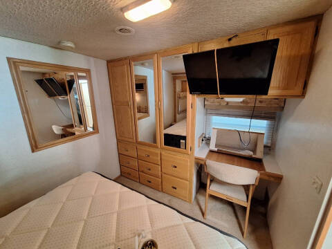 2002 Winnebago Adventurer