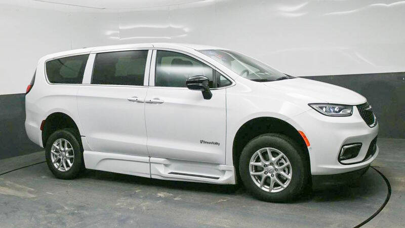 2025 Chrysler Pacifica Select