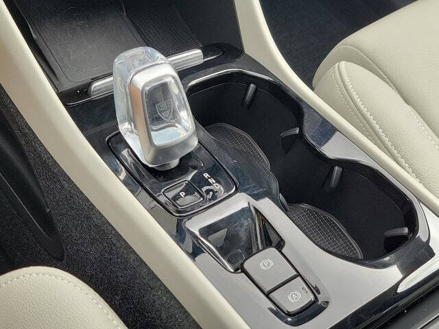 2024 Volvo XC40 B5 Ultimate Dark Theme