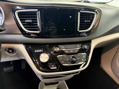 2017 Chrysler Pacifica Touring-L