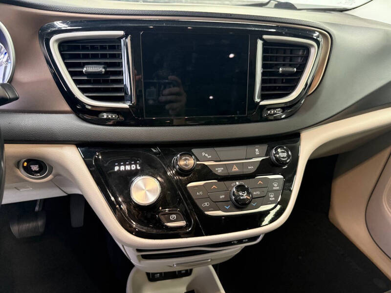 2017 Chrysler Pacifica Touring-L