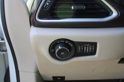 2017 Chrysler Pacifica Touring-L