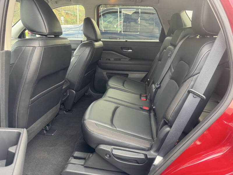 2023 Nissan Pathfinder SL