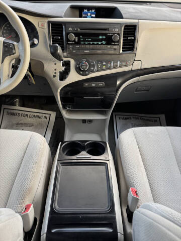2013 Toyota Sienna LE 8-Passenger