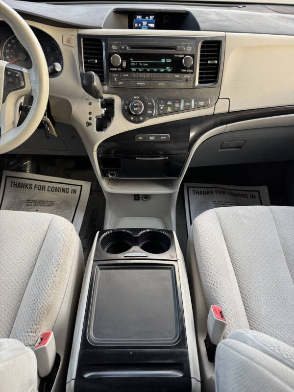 2013 Toyota Sienna LE 8-Passenger