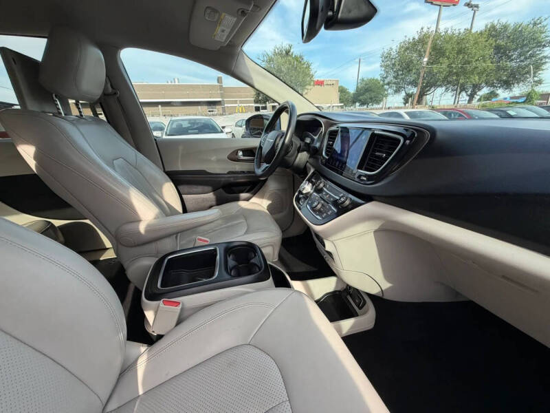 2017 Chrysler Pacifica Touring-L Plus