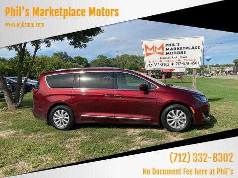 2018 Chrysler Pacifica for sale at Phil's Marketplace Motors in Arnolds Park IA