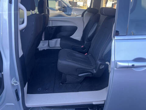 2022 Chrysler Voyager LX