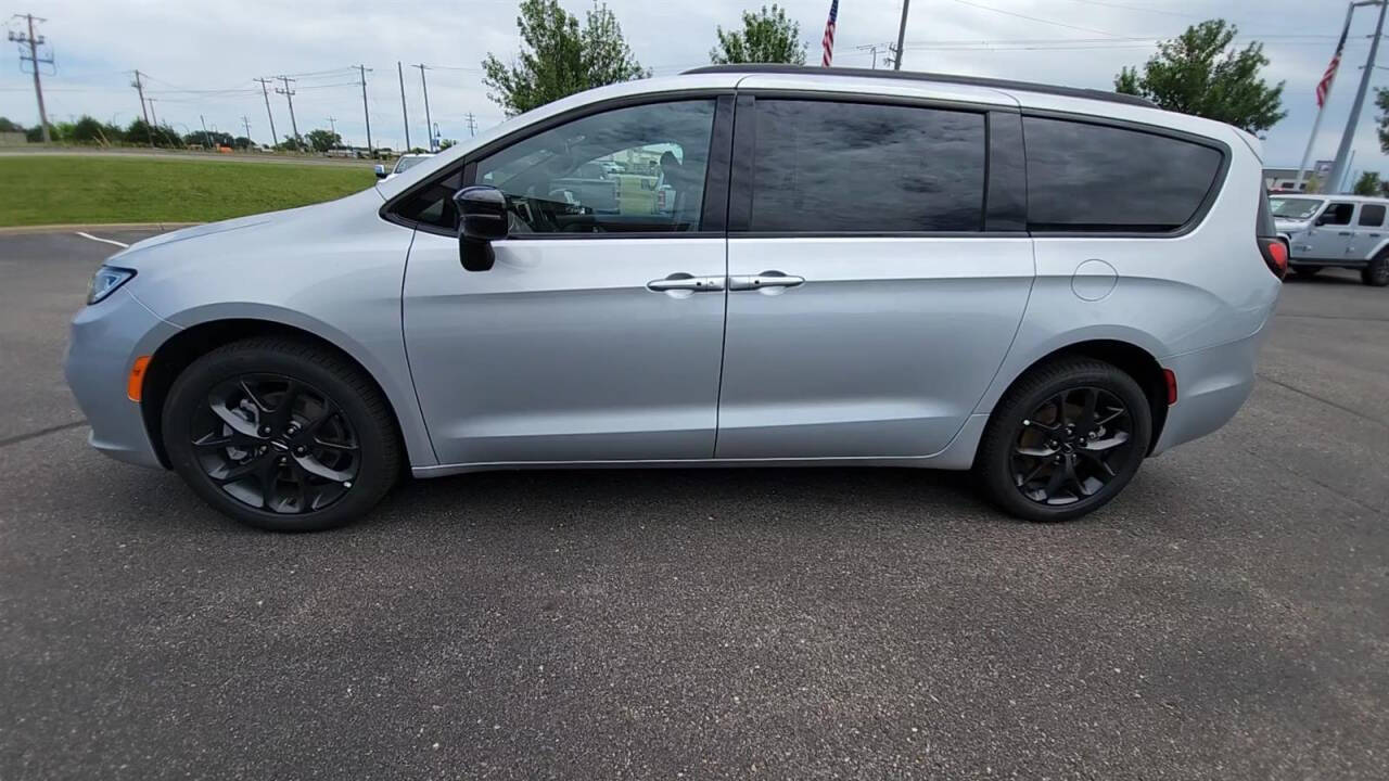 2024 Chrysler Pacifica for sale at Victoria Auto Sales in Victoria, MN