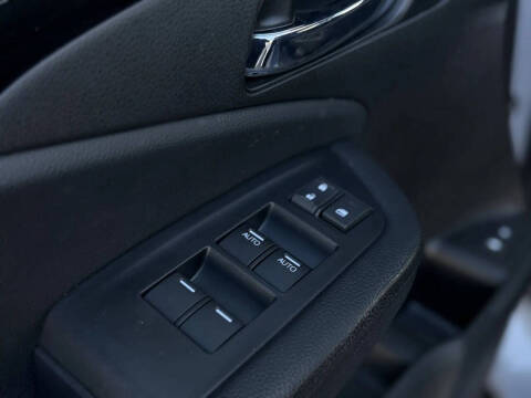 2022 Honda Pilot Touring w/Rear Captain's Chairs