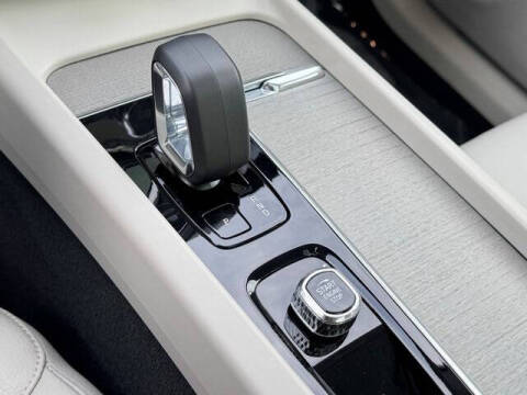 2023 Volvo XC60 B5 Plus Dark Theme