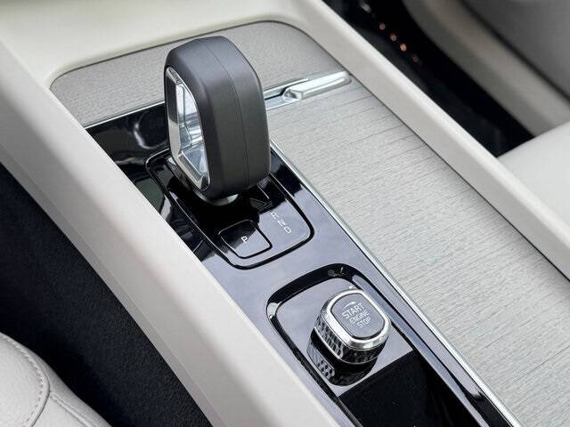 2023 Volvo XC60 B5 Plus Dark Theme