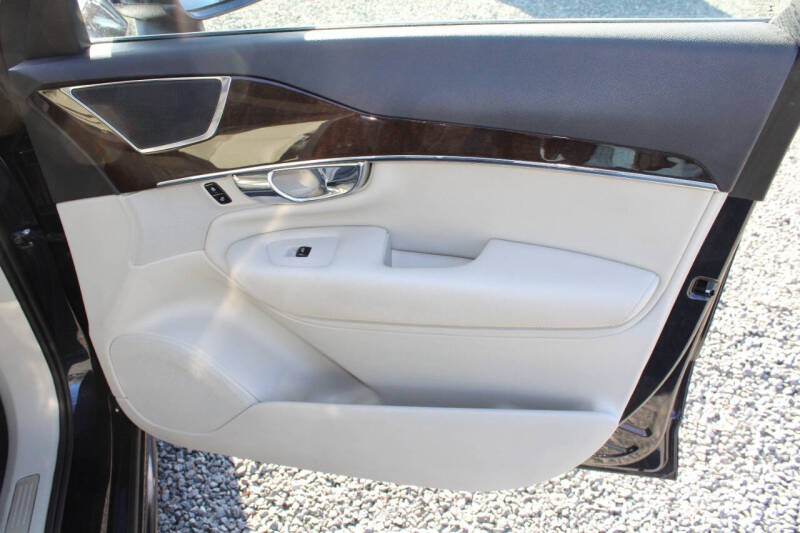 2016 Volvo XC90 T6 Momentum