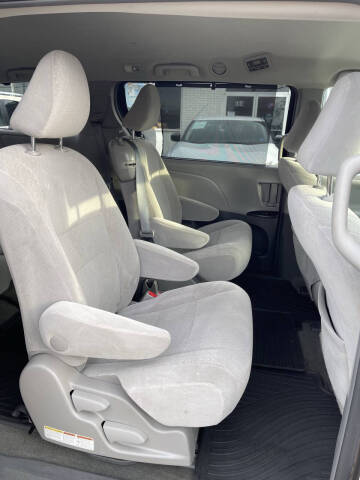 2015 Toyota Sienna LE 8-Passenger