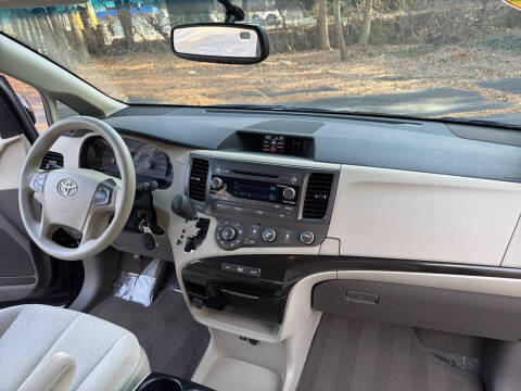 2011 Toyota Sienna LE 8-Passenger